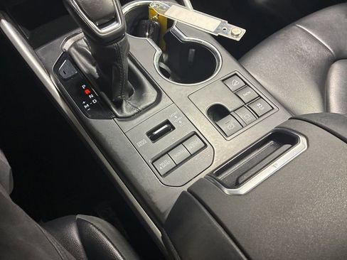 Used 2023 Toyota Highlander L image 25