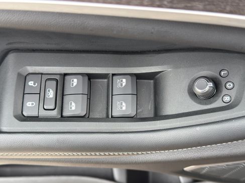 Used 2025 Jeep Grand Cherokee Limited w/ Luxury Tech Group II AWD/4WD image 12