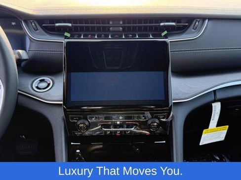 New 2025 Jeep Grand Cherokee Limited image 9