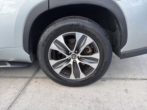 Used 2022 Toyota Highlander XLE image 2