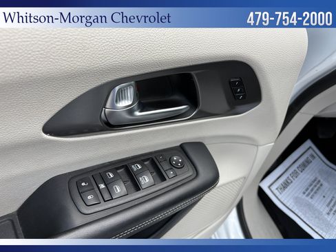 Used 2023 Chrysler Pacifica Touring-L FWD image 12