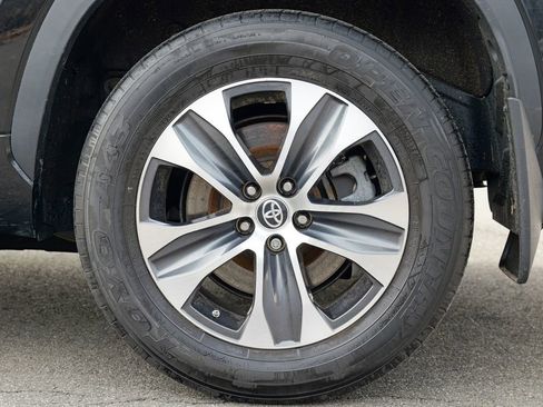 Used 2023 Toyota Highlander XLE AWD/4WD image 12