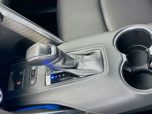 Used 2023 Toyota Venza Nightshade image 17