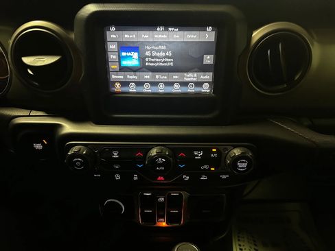 Used 2021 Jeep Gladiator Sport image 38