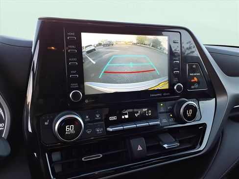 Used 2021 Toyota Highlander XLE image 16