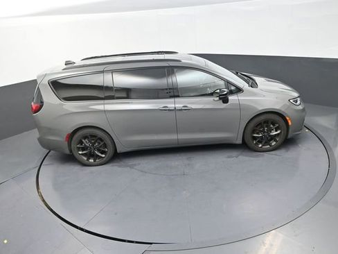 Used 2025 Chrysler Pacifica Limited image 27
