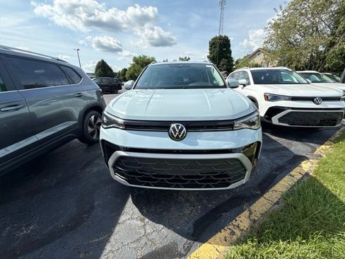 New 2026 Volkswagen Taos SE AWD/4WD image 2