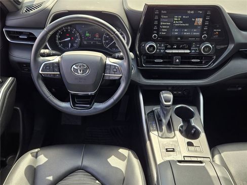 Used 2021 Toyota Highlander XSE FWD image 25