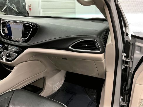 Used 2024 Chrysler Pacifica Limited FWD image 17