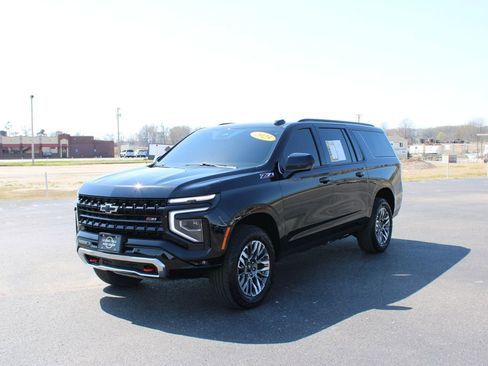 Used 2025 Chevrolet Suburban Z71 image 4