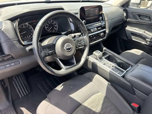 Used 2025 Nissan Pathfinder SV FWD image 17