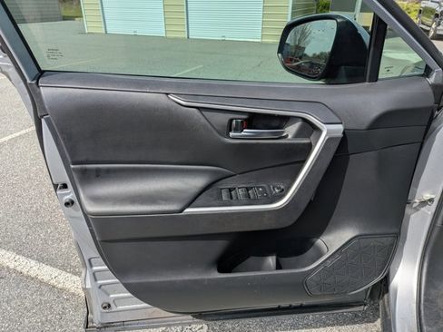 Used 2021 Toyota RAV4 XLE w/ Convenience Package image 20