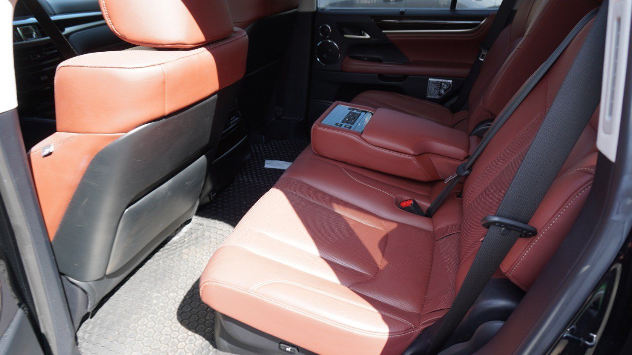Used 2021 Lexus LX 570 4WD w/ Luxury Package image 18