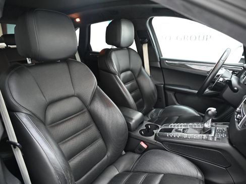 Used 2016 Porsche Macan Turbo w/ Premium Package Plus AWD/4WD image 23