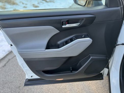 Used 2021 Toyota Highlander XLE image 12