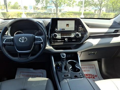 Used 2023 Toyota Highlander XLE image 11