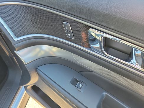 Used 2019 Ford Explorer XLT w/ Equipment Group 202A image 11