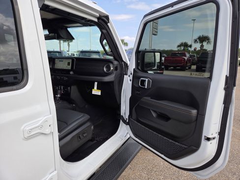 New 2026 Jeep Wrangler Unlimited Sahara AWD/4WD image 18