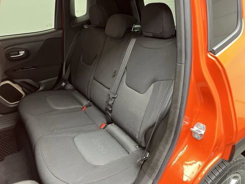 Used 2017 Jeep Renegade Latitude w/ Popular Equipment Group image 10