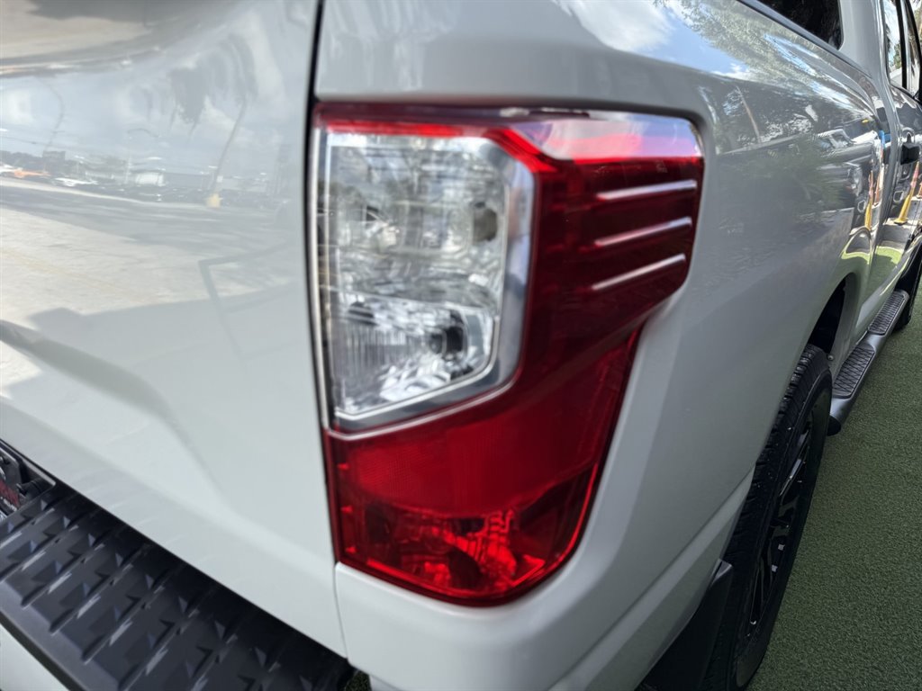Used 2018 Nissan Titan SV w/ SV Convenience Package AWD/4WD image 11