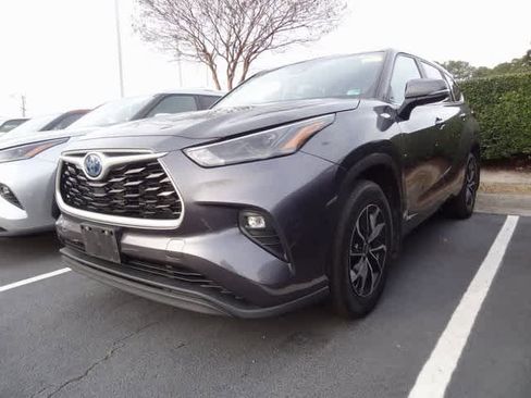 Certified 2023 Toyota Highlander LE image 1