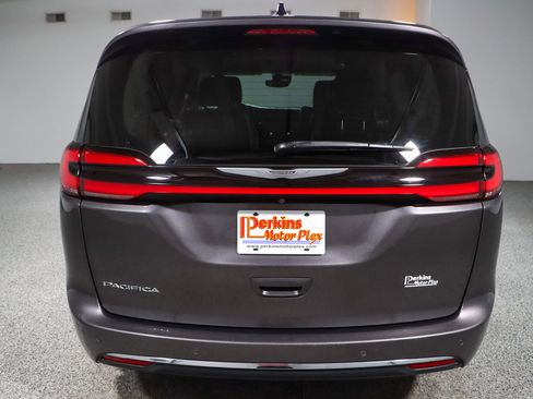 Used 2023 Chrysler Pacifica Touring-L image 8