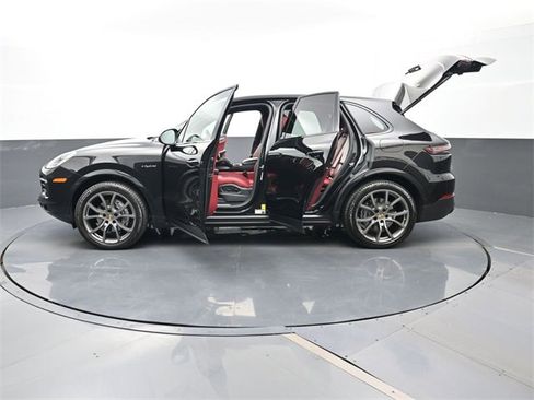Used 2023 Porsche Cayenne Platinum Edition image 29