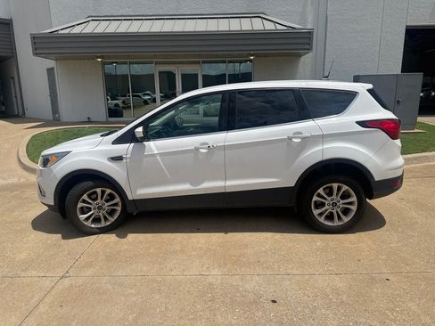 Used 2019 Ford Escape SE FWD image 4