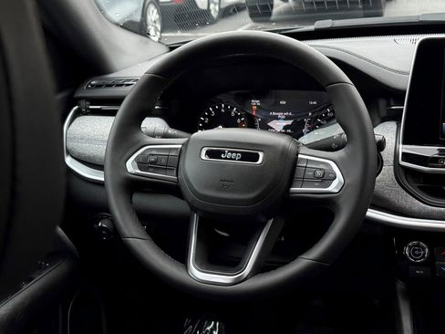 Used 2025 Jeep Compass Latitude image 18