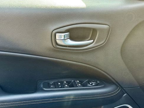 Used 2018 Jeep Compass Latitude w/ Popular Equipment Group AWD/4WD image 18