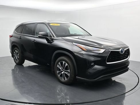 Used 2022 Toyota Highlander XLE AWD/4WD image 2