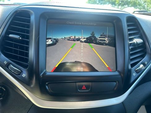 Used 2016 Jeep Cherokee Trailhawk w/ Leather Interior Group AWD/4WD image 31