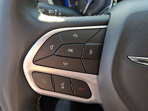 Used 2023 Chrysler Pacifica Touring-L FWD image 21
