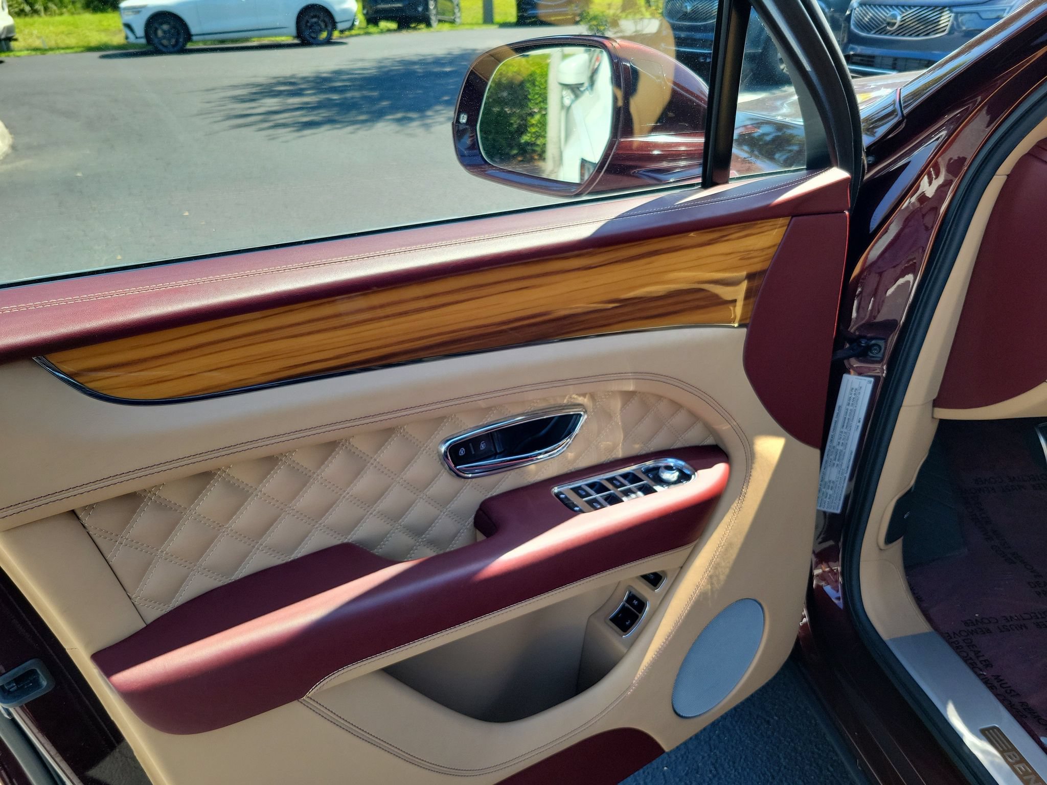 Used 2022 Bentley Bentayga AWD/4WD image 20
