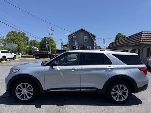 Used 2022 Ford Explorer XLT w/ Equipment Group 202A AWD/4WD image 2