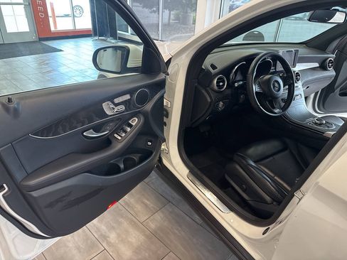 Used 2018 Mercedes-Benz GLC 300 4MATIC w/ Premium Package image 23