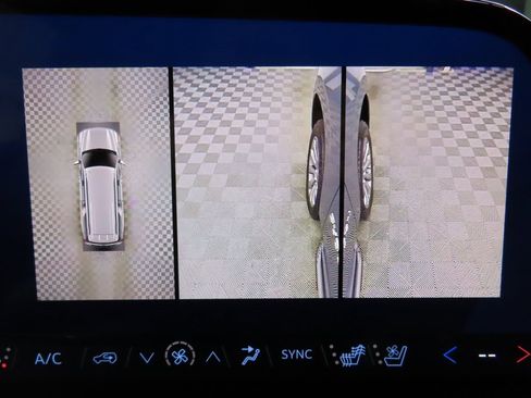 Used 2025 Chevrolet Suburban Premier image 18