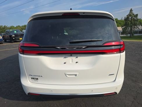 New 2027 Chrysler Pacifica Select AWD/4WD image 6