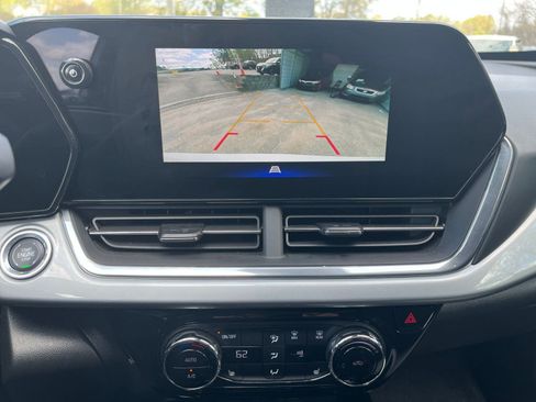 Used 2025 Chevrolet Trax LT w/ LT Convenience Package image 17