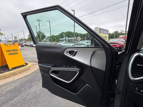 Used 2025 Kia Soul LX w/ LX Technology Package FWD image 18