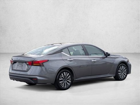 Used 2024 Nissan Altima 2.5 SV image 5