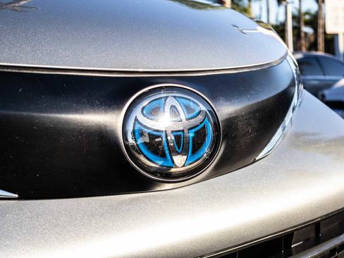 Certified 2024 Toyota Sienna XLE image 5