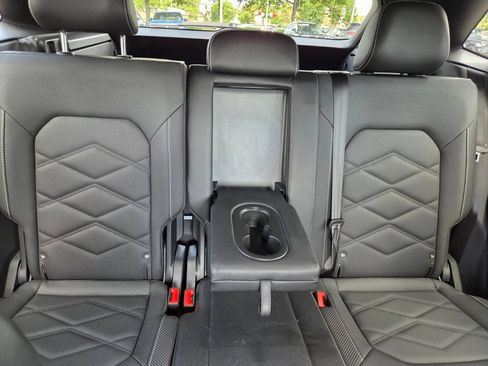 Used 2025 Volkswagen Atlas Cross Sport SE FWD image 31