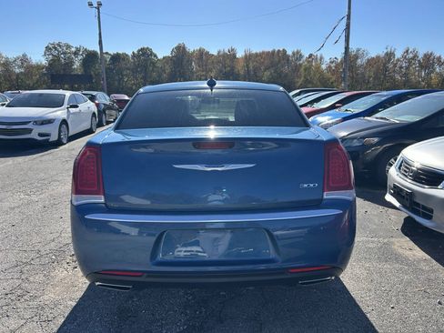 Used 2020 Chrysler 300 Touring w/ Chrome Appearance Package RWD image 13