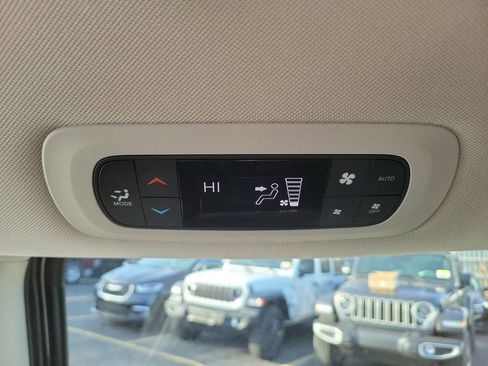 Used 2023 Chrysler Pacifica Touring-L FWD image 21