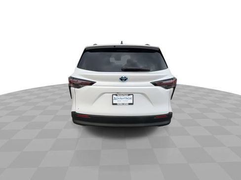Used 2025 Toyota Sienna XLE AWD/4WD image 7