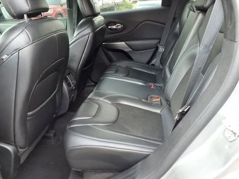 Used 2019 Jeep Cherokee Latitude Plus AWD/4WD image 11