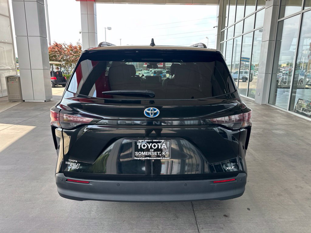Certified 2025 Toyota Sienna XLE FWD image 6
