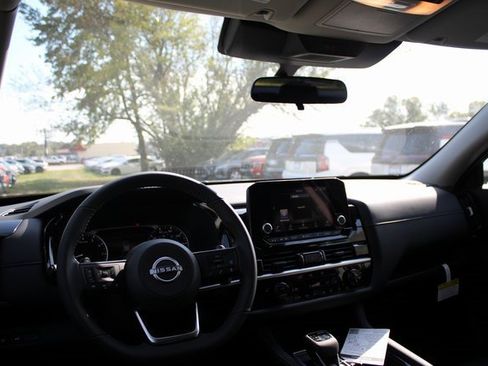 New 2025 Nissan Pathfinder SV image 9