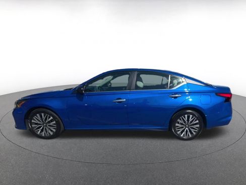 Used 2025 Nissan Altima 2.5 SV FWD image 9